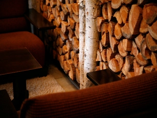 館内の至る所に山小屋の雰囲気を思わせる装飾品が。