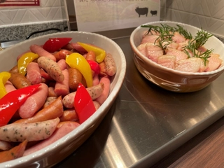 【朝食/洋食】北海道ソーセージーや、脂がのった十勝産厚切りベーコン。朝食定番メニューもご用意。