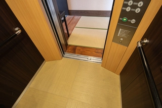 【施設】館内はエレベーター含め畳敷き