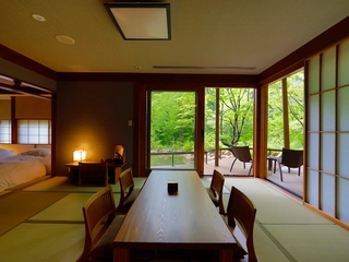 【天の坐】天然温泉露天&檜内風呂「嵐亭」。解放感溢れる大きな窓から望む四季折々の庭園風景は天の坐の魅力の一つ。