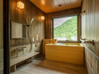 【ユニバーサル】車椅子のまま快適にお過ごしいただけるよう、広々とした客室風呂にはL字型手すりが付いております。