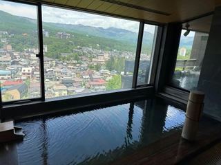 【眺望浴場】内湯。湯畑温泉・万代鉱温泉の2つの源泉をご用意