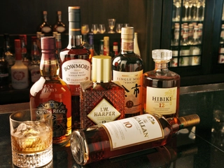 【12階/バー】季節のカクテルやオリジナルカクテル、約40種類のウイスキーなどを取り揃えております。