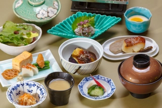 【朝食：和食】和食は焼き魚や小鉢をお膳でご用意。お一人様ごとに和食、洋食よりご選択。