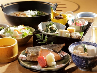 【朝食】1日の始まりはしっかりと！焼き魚メインの定食と温かいお味噌汁。