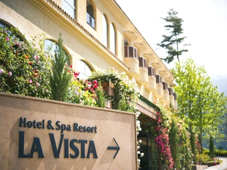 【外観】5月中旬~6月上旬頃にかけてラビスタの薔薇が咲き誇ります。