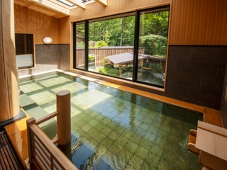 【大湯処】”内湯” 「美肌の湯」と称される効能高い温泉をふんだんに引き込んでおります