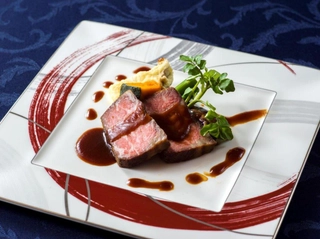 【夕食】お肉料理で人気の高いローストビーフ　※写真は通常の倍量