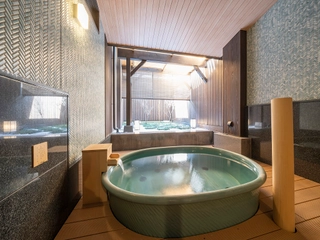 【貸切露天風呂「陶酔の詠」】陶器造りの浴槽はゆったり広々。5つの貸切風呂は無料でご利用頂けます。