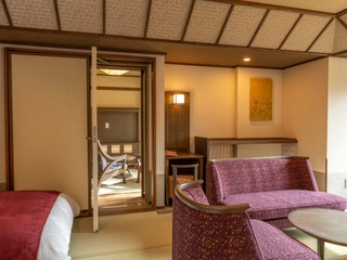 【特別室】当館1室のみ。89平米の広さで、フォースと和室の趣が異なる2つの客室が扉で仕切られたコネクティングルーム。