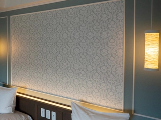 【フォース】部屋の雰囲気に溶け込む、モダンな照明と壁紙。