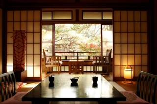 【本館和室54㎡】四季折々の風情をお楽しみください。※景観はお部屋により異なります。(一例)