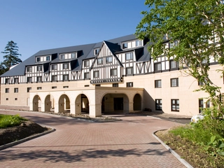 アーチ型のエントランスが特徴のラビスタ大雪山正面。