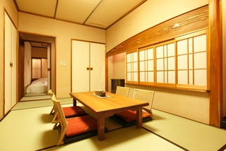 【客室】4名様までごゆっくりお寛ぎいただけます/Up to 4 persons can be comfortably
