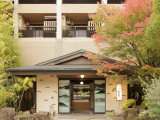 【外観】秋は玄関前の紅葉が色づきます。紅葉の見頃は11月中旬~下旬頃。