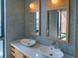 【特別室(陶器露天風呂)】洗面台はダブルシンクのご用意。