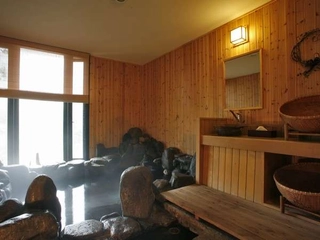 ■くころの湯■岩肌の感触が楽しめます。