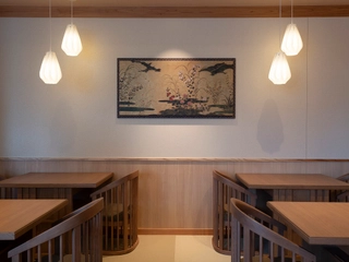 【食事処「山紫庵」】京都らしい和をイメージしたアートワーク。