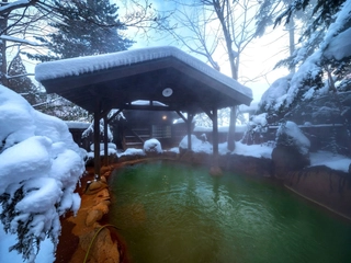 【平湯の湯】当館から徒歩6分。「平湯民俗館」の近くにある日帰り入浴施設。雪見風呂をお楽しみください。