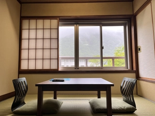 【禁煙】《仙岳荘》和室：窓辺でゆっくりとお寛ぎいただけます