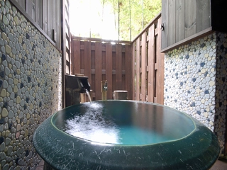 【離れ 竹ぶえ】きらの里1番人気の“源泉掛け流し”露天風呂付き客室。