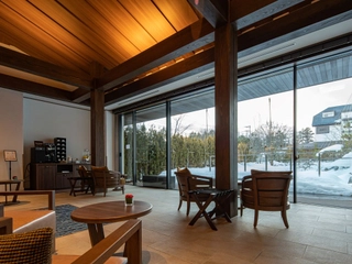 【ロビー】高い天井は、旅のひと時を演出いたします。