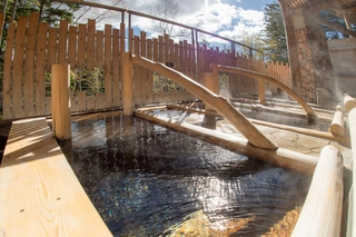 色づく木々と景色と共にお湯で癒しを。