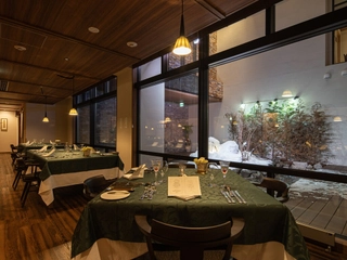 【レストラン】夕食はライトアップを愉しんで