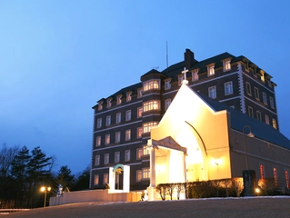 【外観】ライトアップされた教会とヨーロピアン館