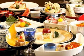 【夕食】月替わり会席 台の物、洋皿、お食事が選べます※年末年始はおまかせ特別料理をご用意(イメージ)