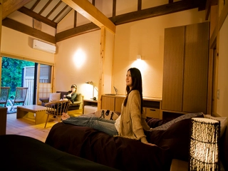 【露天風呂付客室：姫子松の抄】広々とした洋室には洋式ベッドをご用意。天井は吹き抜けの造り。