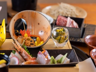 【夕食】旬の食材をふんだんに使った月替わりの会席料理／Course meals of Washoku for dinne