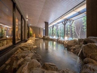 【天然温泉大浴場「水明の湯」(女性)露天風呂】足を延ばしてゆったりとお過ごし頂けます。