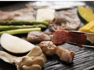 ■夕食■メインの狩人焼。お肉・お野菜等を目の前の鉄板でご自由に焼いてお召し上がりください。(一例)