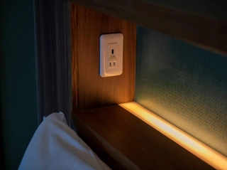 【客室/白雪姫】ベッド脇にはUSBコンセントも完備