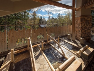 大自然の風を感じながら横になれる「ヒバの寝湯」をご用意。