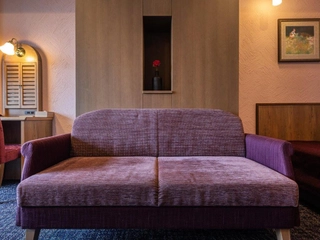 【客室/赤ずきん】リビングにはふたりでもゆったりと座れるソファ