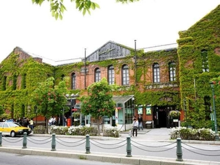 【周辺】はこだて明治館 旧函館郵便局を利用したお土産物店、ガラス製品やオルゴールを販売しています(ホテルから徒歩約5分)