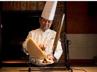 ■ノンノ■花畑牧場のラクレットチーズ。目の前で溶かされた熱々のチーズは絶品です