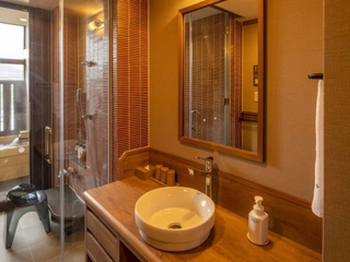 【客室／赤ずきん】洗面所とシャワーブースも暖色で統一