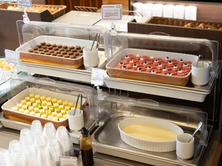 【朝食】お子様にも嬉しいデザートコーナーはフルーツやケーキ、プリン等をご用意。