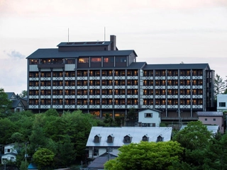 【外観】温泉街から少し離れた場所に佇むホテル