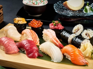 【ご夕食】10種類以上の新鮮で本格的なネタのお寿司をお好きなだけお召し上がりいただけます。