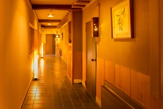 昔ながらの風情を感じる館内
