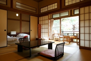 【本館和室54㎡】1室1室の表情が異なるしつらえ、菊屋本来の落ち着いた雰囲気の和室(一例)