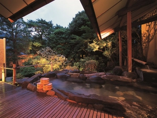 【大浴場:露天風呂(女性)】「朱雀の湯」就寝前に…気持ちの良い早朝に…湯めぐりをお楽しみください