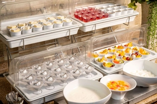 【レストラン】朝食バイキング:朝からこんなにたくさんのデザートを取り揃えております。