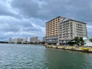 【外観】まるで海に浮かぶ宿。まさしくオーシャンフロント。