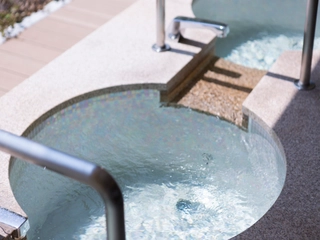 【女性大浴場】露天風呂は開放的なジャグジー付き。※天然温泉ではありません。