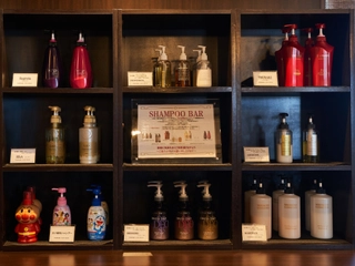 【大浴場/女性脱衣場】姉妹館のものを中心に取り揃えたシャンプーバー。お好みのものをご自由にご利用下さい。